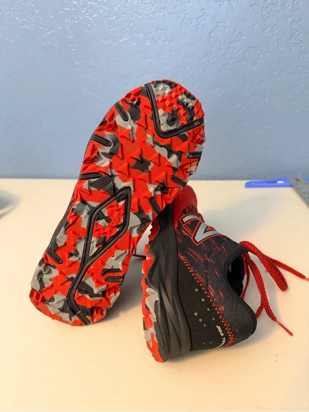 New Balance 690v2 Speed Rife Trail Running Sneakers men size 8 red/black